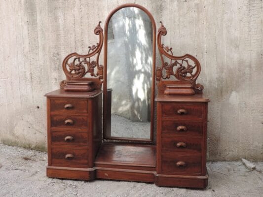 Βικτωριανή τουαλέτα από μαόνι.