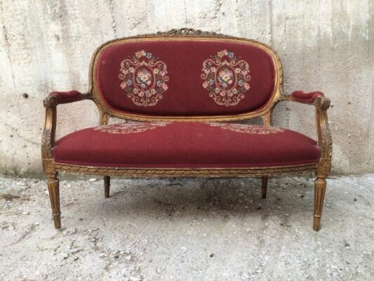 Καναπες αντίκα σε κοκκινο υφασμα