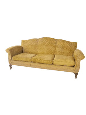 Σαλόνι με κίτρινο ύφασμα που αποτελείται από καναπέ και δύο πολυθρόνες.